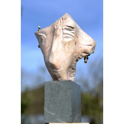 Regina - sculptură în piatră, artist Liviu Bumbu